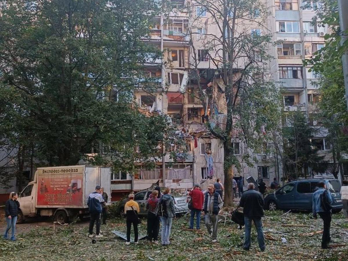 A dead woman who was calling for help was pulled out from under the rubble of a house in Balashikha.