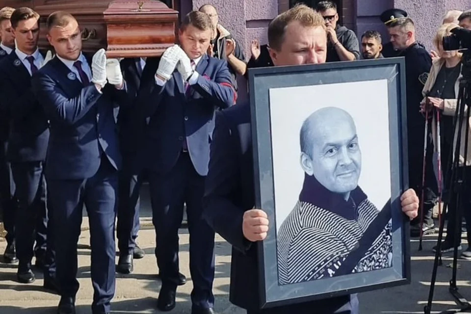 Millet carries a photo of Grishechkin.  Photo: social networks of Vladimir Brilev