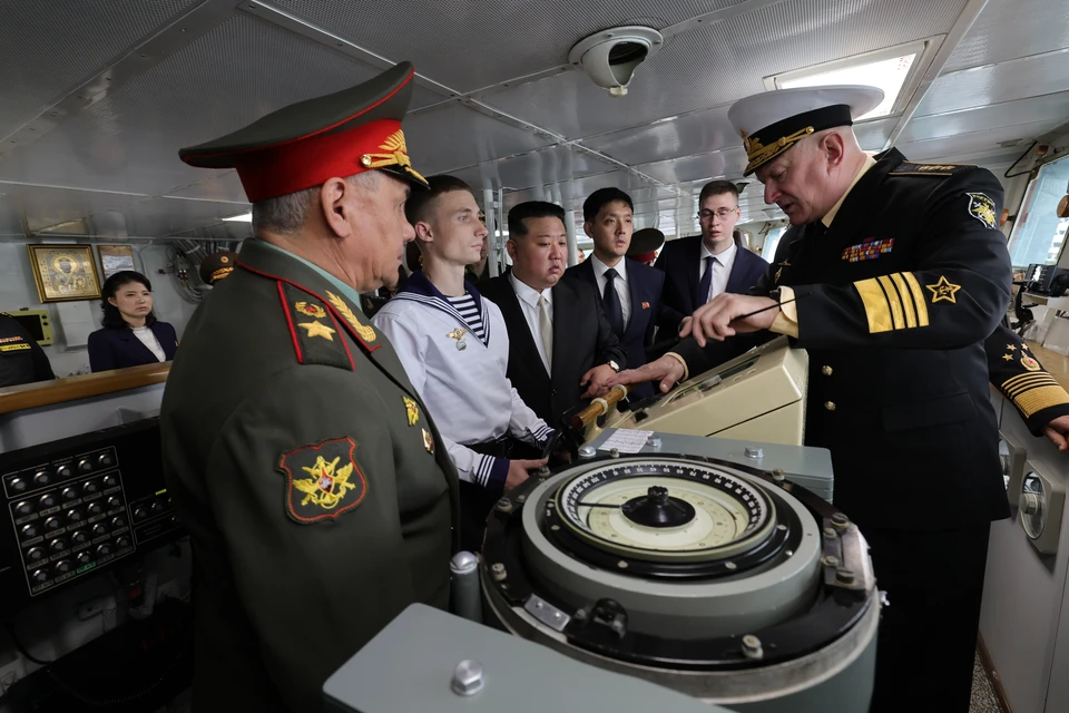 The distinguished guests were met on board by the ship's commander, captain of the second rank, Sergei Merkulov.  Photo: press service of the Russian Ministry of Defense
